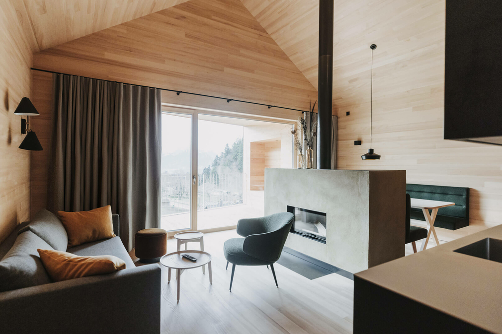 Peterhof-Furx-Chalet-Wohnzimmer-Couch-Ofen